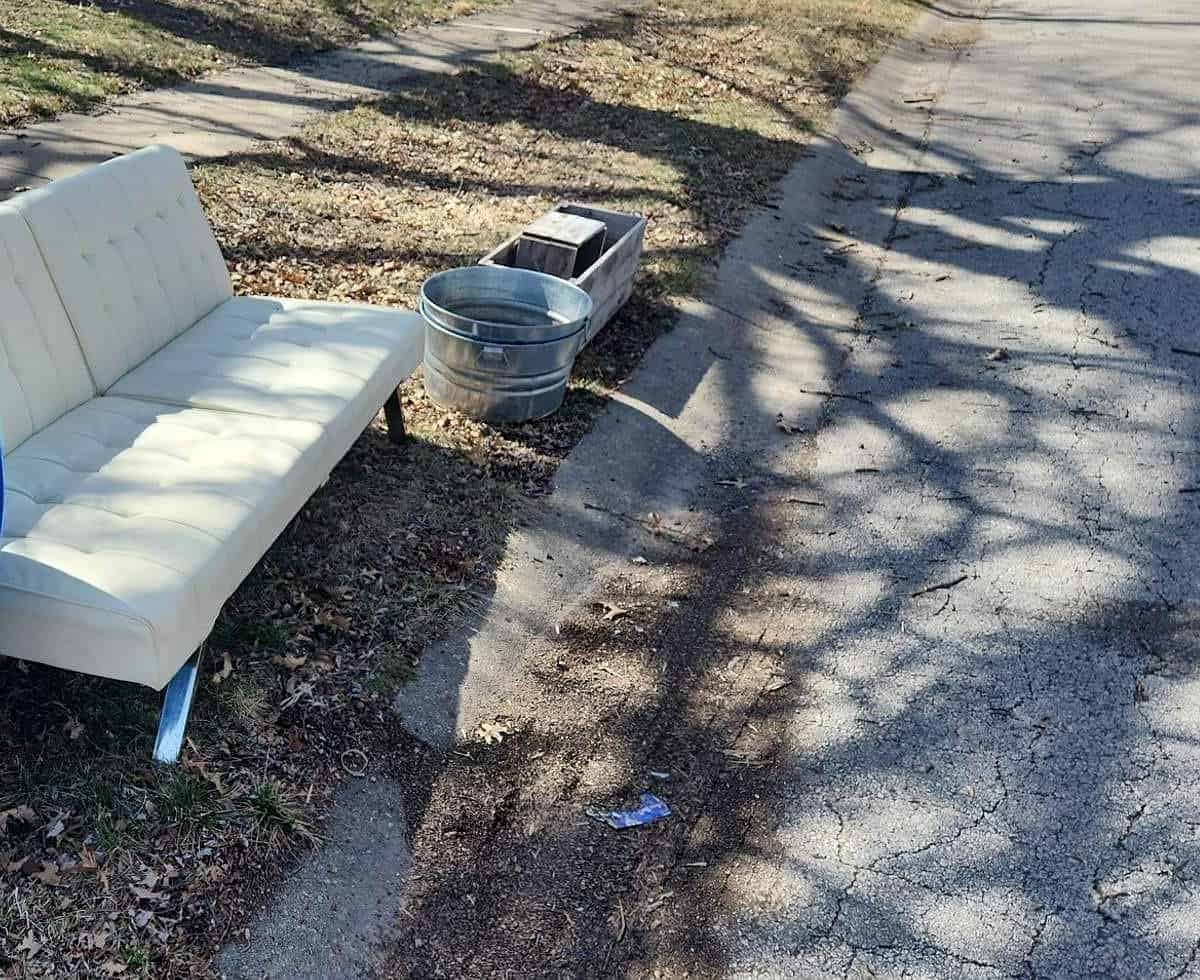 Furniture removal and couch haul-off service in Independence, MO